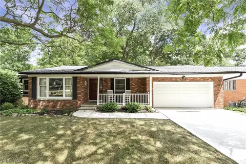 7743 Edgewood Ln, Seven Hills, OH 44131