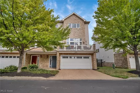2233 City View Dr, Cleveland, OH 44113