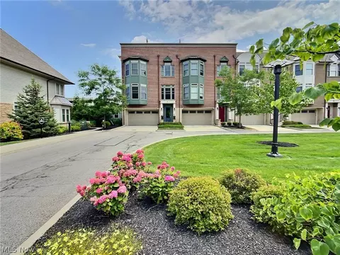 51 Ashbourne Dr #112, Westlake, OH 44145