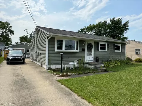 714 Dresden Dr, Hubbard, OH 44425