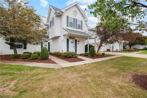 212 Vista Cir #12A, North Olmsted, OH 44070