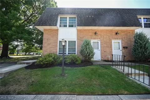 6901 N Parkway Dr #6874A, Middleburg Heights, OH 44130