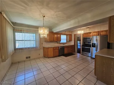 7907 Ackley Rd, Parma, OH 44129 photo 5
