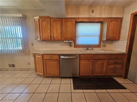7907 Ackley Rd, Parma, OH 44129 photo 8