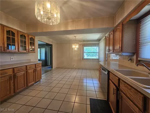 7907 Ackley Rd, Parma, OH 44129 photo 10