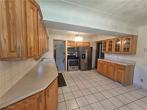 7907 Ackley Rd, Parma, OH 44129 photo 4