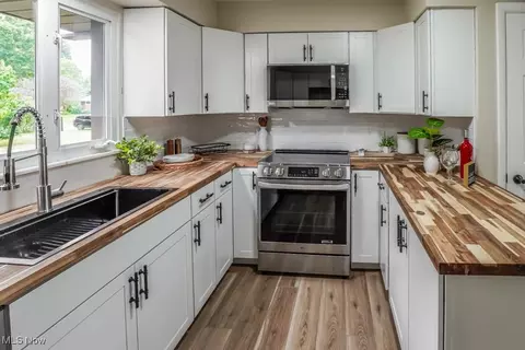 Kitchen - 4956 3rd St NW, Canton, OH 44708 photo 2 of 3