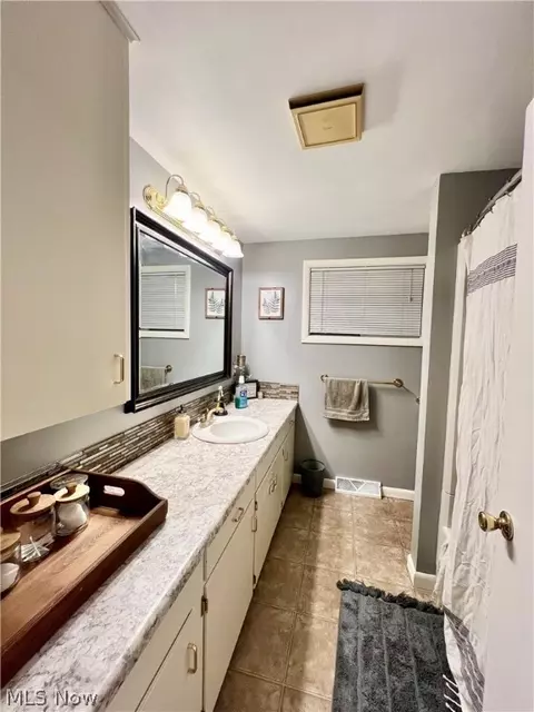 Bath - 7170 Laurelview Cir NE, Canton, OH 44721 photo 1 of 2