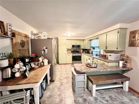 Kitchen - 7170 Laurelview Cir NE, Canton, OH 44721 photo 1 of 2