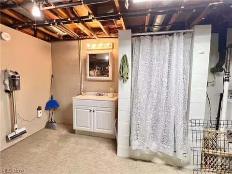 Bath - 7170 Laurelview Cir NE, Canton, OH 44721 photo 2 of 2