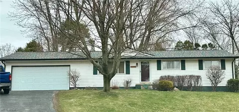 7170 Laurelview Cir NE, Canton, OH 44721