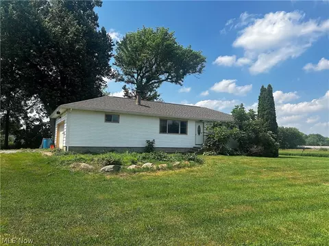 2730 Smith Kramer St NE, Hartville, OH 44632