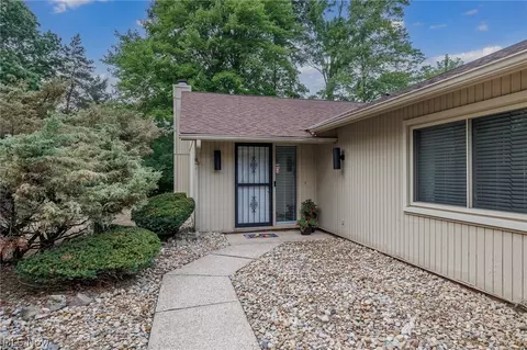 22156 Meadowsouth Ct, Strongsville, OH 44149
