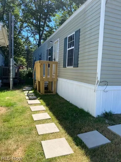 35 Hyland Dr, Akron, OH 44312