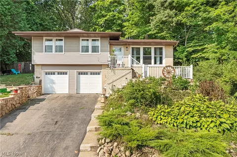 1926 Chapel Hill Dr, Youngstown, OH 44511