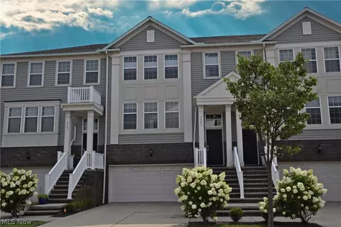 5985 N Pointe Dr, Pepper Pike, OH 44124