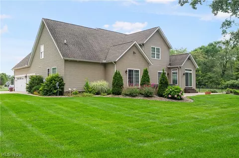 Exterior - 3356 Huntcliffe Rd NE, Canton, OH 44721 photo 17 of 18