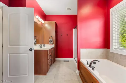 Bath - 3356 Huntcliffe Rd NE, Canton, OH 44721 photo 3 of 6