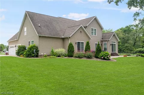 Exterior - 3356 Huntcliffe Rd NE, Canton, OH 44721 photo 18 of 18