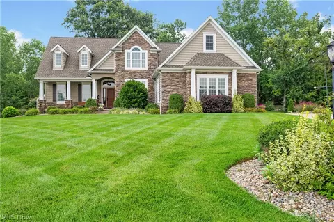 Exterior - 3356 Huntcliffe Rd NE, Canton, OH 44721 photo 3 of 18