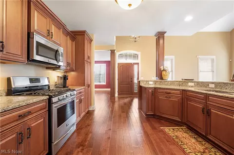 Entry Way - 3356 Huntcliffe Rd NE, Canton, OH 44721 photo 2 of 5