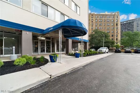 12520 Edgewater Dr #407, Lakewood, OH 44107