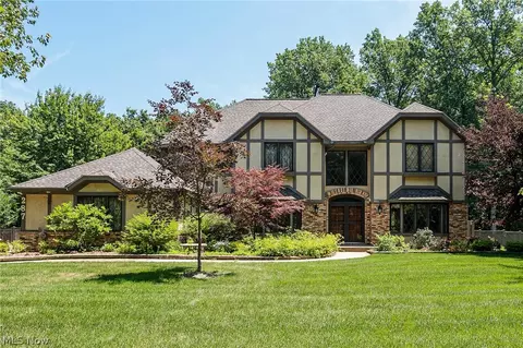 287 Herrmann Dr, Avon Lake, OH 44012