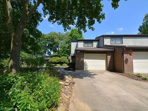 941 Trimble Dr, Akron, OH 44307
