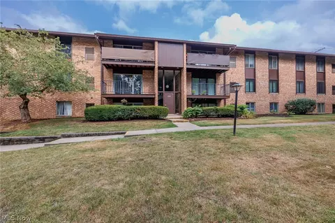 16445 Heather Ln #202, Middleburg Heights, OH 44130