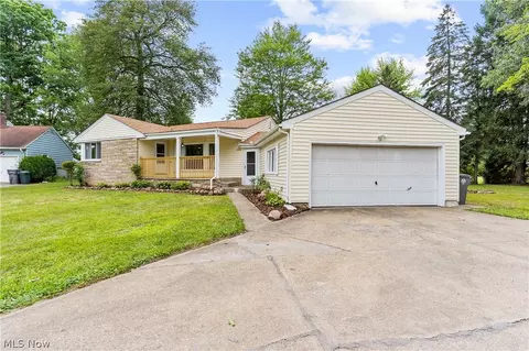 2246 Thurber Ln, Youngstown, OH 44509