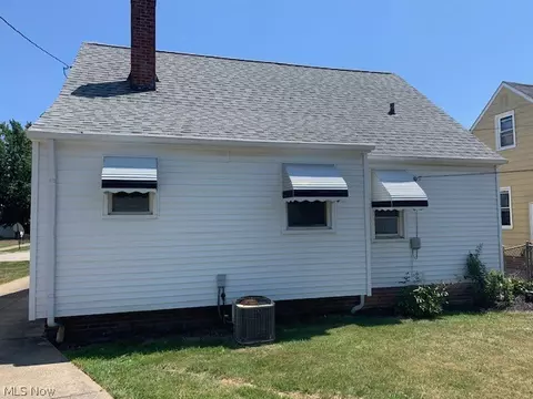 684 E 241st St, Euclid, OH 44123 photo 3