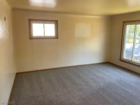 684 E 241st St, Euclid, OH 44123 photo 4