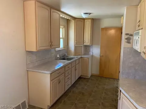 684 E 241st St, Euclid, OH 44123 photo 5