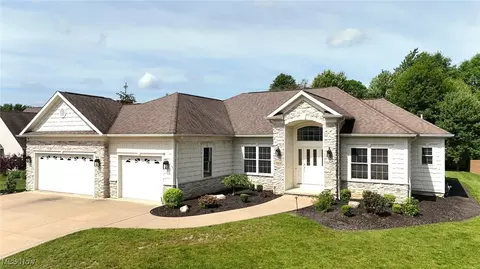 8452 Redwood Ct, Macedonia, OH 44056