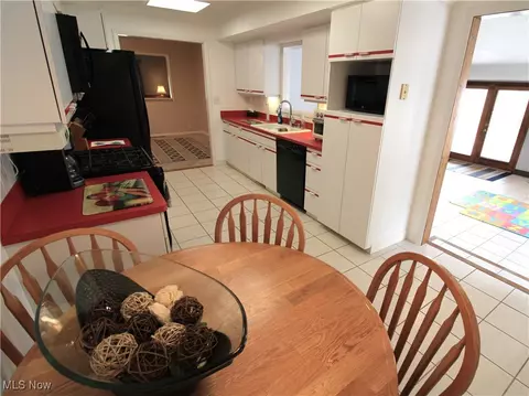 Kitchen - 10530 Dewhurst Rd, Elyria, OH 44035 photo 4 of 5