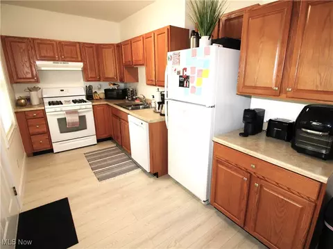 Kitchen - 10530 Dewhurst Rd, Elyria, OH 44035 photo 5 of 5