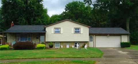 1121 Sharlene Dr, Youngstown, OH 44511