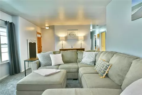 Living - 6526 Amelia Ave, Ashtabula, OH 44004 photo 3 of 4