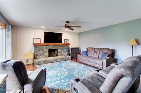 Living - 6902 NE Firestone Rd NE, Canton, OH 44721 photo 3 of 5
