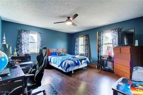 Bedroom - 6902 NE Firestone Rd NE, Canton, OH 44721 photo 4 of 5