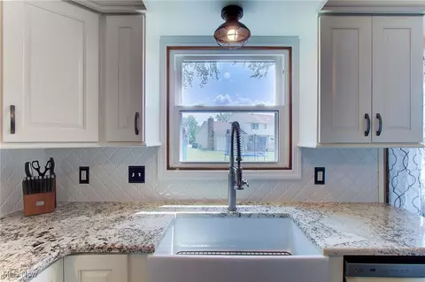 Kitchen - 6902 NE Firestone Rd NE, Canton, OH 44721 photo 4 of 7