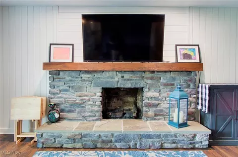 Living - 6902 NE Firestone Rd NE, Canton, OH 44721 photo 4 of 5