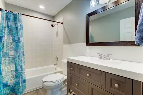 Bath - 6902 NE Firestone Rd NE, Canton, OH 44721 photo 5 of 6