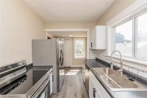 Kitchen - 1283 Mount Vernon Ave, Akron, OH 44310 photo 2 of 2