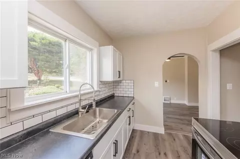 Entry Way - 1283 Mount Vernon Ave, Akron, OH 44310 photo 2 of 4