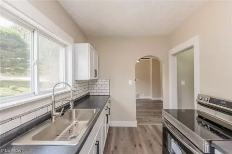 Entry Way - 1283 Mount Vernon Ave, Akron, OH 44310 photo 3 of 4