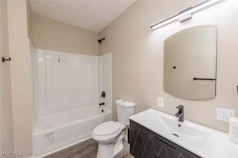 Bath - 1283 Mount Vernon Ave, Akron, OH 44310 photo 1 of 3