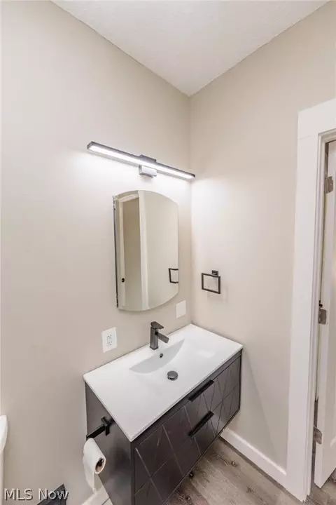 Bath - 1283 Mount Vernon Ave, Akron, OH 44310 photo 2 of 3
