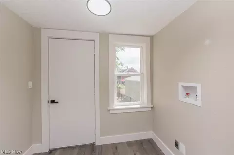Entry Way - 1283 Mount Vernon Ave, Akron, OH 44310 photo 4 of 4