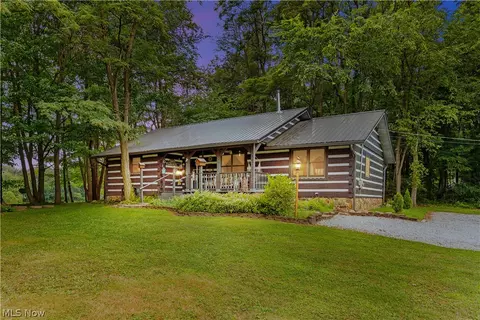8043 Geneva Cir, Millersburg, OH 44654